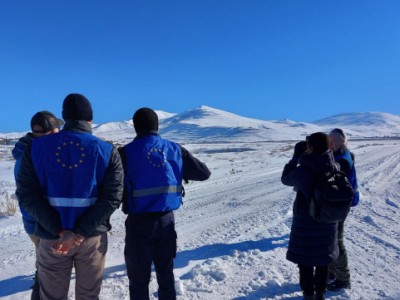 International Crisis Group head conducts patrol on Armenia border with Azerbaijan
