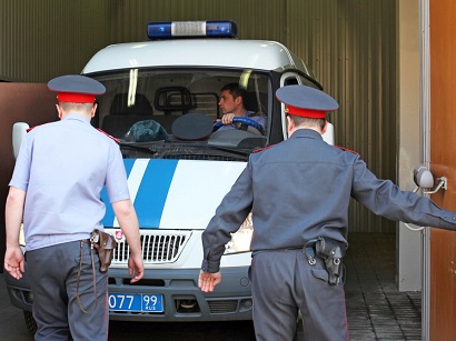 Задержанный полицией пьяный водитель угнал служебный автомобиль, пока на него оформляли протокол