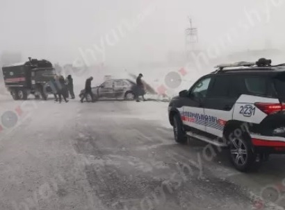 Սևանում Mercedes-ը դուրս է եկել երթևեկելի գոտուց և կողաշրջվել. Shamshyan.com