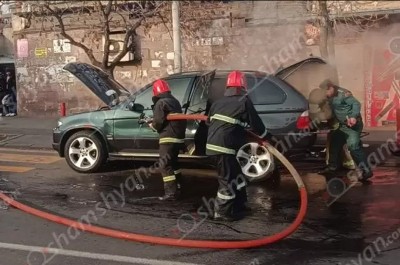 Արտակարգ դեպք Երևանում․ «Փեթակ»-ի մոտ կայանված BMW X5-ում հրդեհ է բռնկվել. այն դարձել է ոչ շահագործելի
