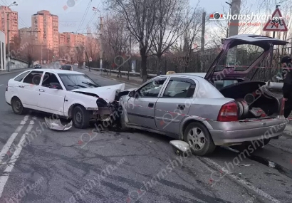 Ավտովթար՝ Երևանում. ճակատ ճակատի բախվել են Opel-ն ու «ՎԱԶ 217230»-ը. կան վիրավորներ