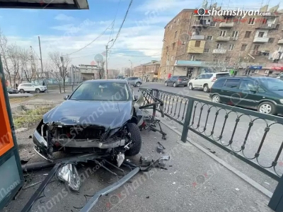 Սևակի փողոցում Mercedes-ը կոտրել է խաչմերուկի լուսակիրը, մայթին գտնվող ճաղավանդակներն ու հայտնվել է թերթի կրպակի մոտ