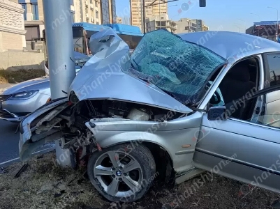 Երևանում BMW-ն բախվել է երկաթե էլեկտրասյանը. 38-ամյա վարորդը եղել է ոչ սթափ. կան վիրավորներ