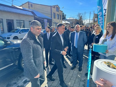 Նոր հասցեում՝ նոր գույներով բացվել է ԱՄԻՕ ԲԱՆԿԻ «Գավառ» մասնաճյուղը (ֆոտո)