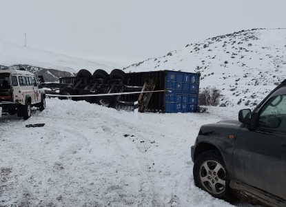 Աշոցք-Գյումրի ավտոճանապարհին բեռնատար է կողաշրջվել