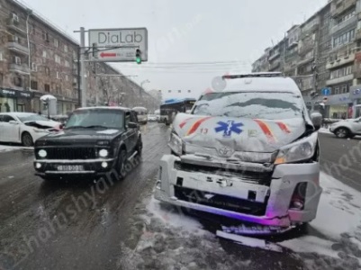 В Ереване машина скорой помощи врезалась в два других автомобиля: пострадали 6 человек