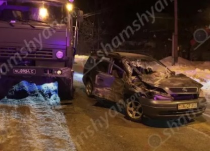 Վանաձորում մերկասառույցի պատճառով մեքենան մխրճվել է КамАЗ-ի մեջ․ 95-ամյա վիրավորը տեղափոխվել է հիվանդանոց