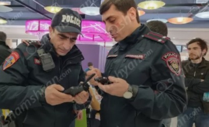 В ереванском торговом центре неизвестный подошел к мужчине и на глазах у жены и ребенка ранил его ножом