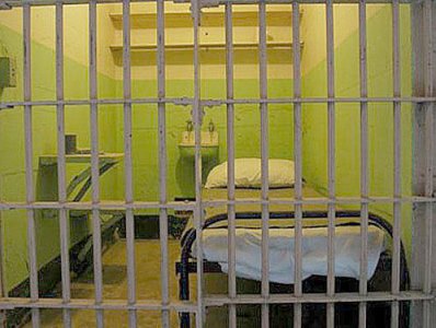 Женщина более 10 лет жила под вымышленным именем и получила пособия на сумму около 40 000 долларов