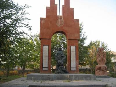 «Հրապարակ». Արարատում գտնվող պուրակից հեռացվել են ազգային հերոսների նկարները
