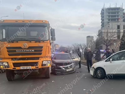 Երևանում բախվել են Nissan Altima-ն, Nissan Tida-ն և SHACMAN մակնիշի բեռնատարը. Nissan-ներից մեկը հայտնվել է գազոնում