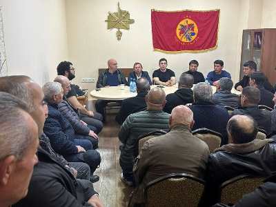 Նահանջ չկա, ու պետք է կանգնեցնել երկրի գահավիժումը. Գեղամ Մանուկյանն ու Լեւոն Քոչարյանը հանդիպել են քաղաքացիների հետ