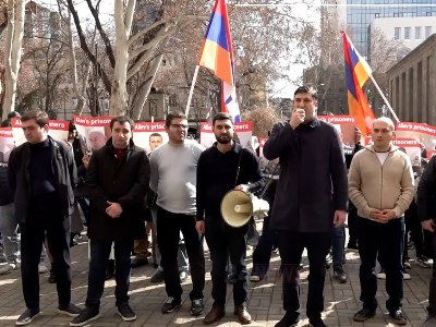 ԱԳՆ ենք բերել նարդի, թենիս, դոմինո, թող զբաղվեն ու սփոփեն իրենց անգործությունը․ ՀՀԿ երիտասարդների բողոքի ակցիան