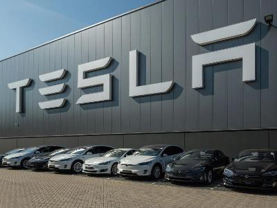 Tesla больше не самый дорогой автомобильный бренд