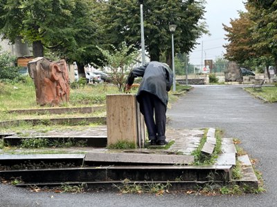 Азербайджанцы уничтожили скульптуры на улице Андраника в оккупированном Степанакерте