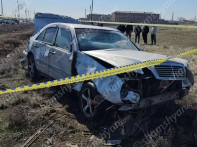 Եղվարդում «Mercedes»-ը կոտրել է գազի խողովակները, մի քանի պտույտ շրջվել և հայտնվել դաշտում․ վարորդը հոսպիտալացվել է