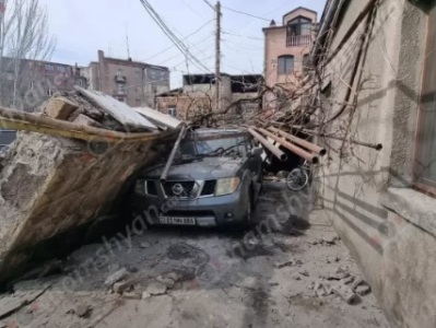 7 մետր բարձրությամբ պատը փլուզվել և թափվել է ավտոմեքենայի վրա. վնասվել է գազատար խողովակը