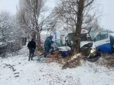 Երևան-Սևան ավտոճանապարհին «Ford» բեռնատարը բախվել է ծառին, կան վիրավորներ