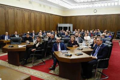 «Հրապարակ». Հանդիպումից առաջ հավաքել են հեռախոսները