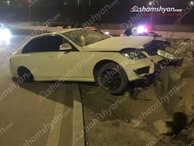 Երևանում 27-ամյա վարորդը Mercedes-ով բախվել է բազալտե եզրաքարերին, ապա հայտնվել հետիոտնի ճանապարհին ու բախվել քարերին