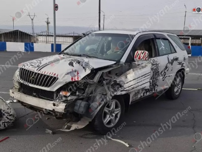 Վաղարշապատի մուտքի մոտ բախվել են «Lexus»-ն ու «Opel»-ը․ «Opel»-ը 2 մետր բարձրությունից ընկել ու գլխիվայր շրջվել է