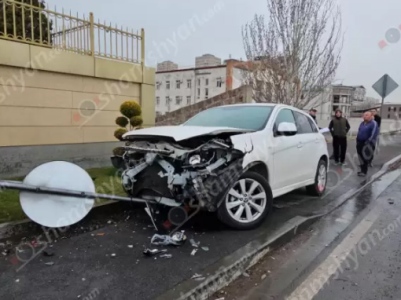 Աջափնյակի դատարանի մոտ բախվել են «Nissan»-ն ու «Mitsubishi»-ն. վերջինս հայտնվել է մայթին՝ կոտրելով ցուցանակը
