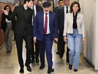 Նիկոլ Փաշինյանը տիկնոջ՝ Աննա Հակոբյանի հետ, Համազգային թատրոնում ներկա է գտնվել «...և նորից Գարուն» ներկայացմանը
