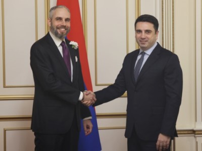 Չեխիայի դեսպանը Ալեն Սիմոնյանին նամակ ու եվրոպական դրոշ է փոխանցել