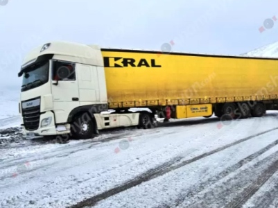 DAF բեռնատարը մերկասառույցի պատճառով մկրատաձև փակել է ճանապարհը. երթևեկությունը դարձել է դժվարանցանելի