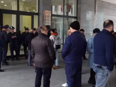Գիտնականների բողոքի ակցիան  տեղափոխվեց ԿԳՄՍ նախարարության շենքի մոտ