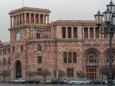 Կառավարության մուտքի դռան ապակին քարով կոտրողը օտարերկրյա քաղաքացի է