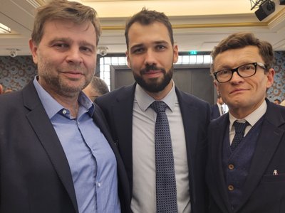 Le Figaro-ի փոխտնօրենը Ռուբեն Վարդանյանի որդու՝ Դավիթ Վարդանյանի և ֆրանսիացի գրող Սիլվեն Թեսոնի հետ
