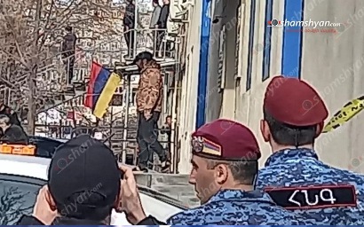 Shamshyan.com: У отдела полиции Нор Норка двое граждан угрожают взорвать гранаты