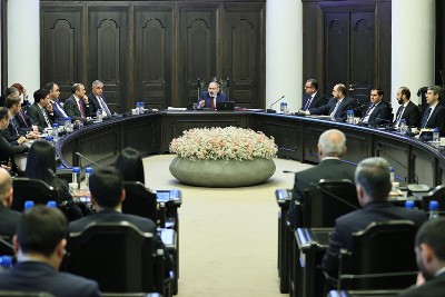«Փաստ». Ձևական քննարկումներ կառավարության նիստերի ժամանակ. բոլորը լուռ հետևում են Փաշինյանի ձեռքին