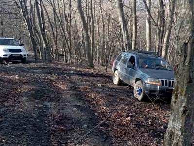 Գոշ գյուղում՝ լճի մոտակայքում, ավտոմեքենան բախվել է ծառին և արգելափակվել ցեխակույտի մեջ