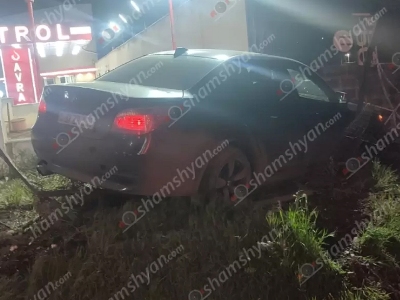 Երեւանում «BMW»-ն բախվել է բենզալցակայանի մոտ գտնվող ցանկապատին, ապա պատին. վարորդը հեռացել է դեպքի վայրից