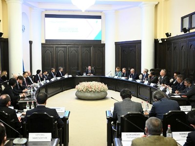 Вице-премьер Хачатрян провел встречу с руководителями аккредитованных в РА дипломатических представительств