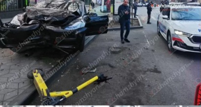В Ереване 41-летний пьяный водитель «Tesla» сломал светофор и въехал на тротуар