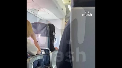 Пьяная пассажирка устроила стриптиз на борту самолета и стала приставать к соседу
