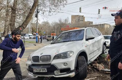 В Ереване столкнулись два автомобиля: госпитализирован ребенок