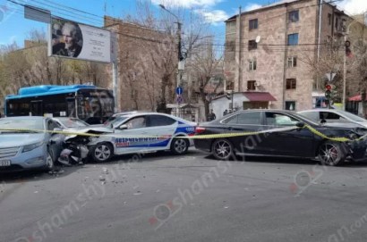 Երևանում բախվել են Պարեկային ծառայության Škoda-ն, Toyota-ն ու Сhevrolet-ը․ պարեկը տեղափոխվել է հիվանդանոց