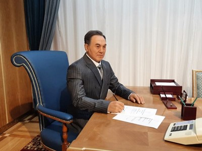 Ղազախստանի Զինված ուժերի թանգարանից հանել են Նազարբաեւի մոմե արձանը