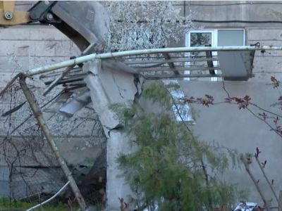 В административном районе Эребуни в Ереване сносят несоответствующие нормам конструкции