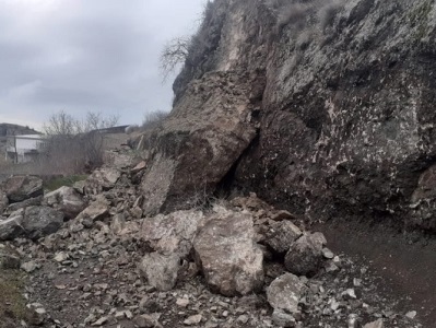 Լանջազատ բնակավայրի ոլորաններում տեղի էր ունեցել քարաթափում. ճանապարհն անանցանելի էր