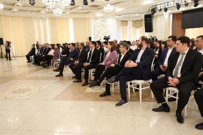 «Հրապարակ». Գարիկ Սարգսյանը «բրեժնեւյան» ոճով քծնել, գովերգել է «շեֆին»