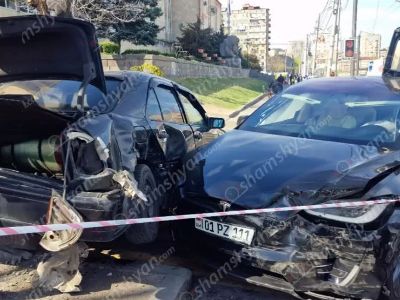 Մալաթիայի թաղապետարանի մոտ բախվել են «Tesla»-ն ու «Mercedes»-ը, վերջինս վնասել է լուսակիրը