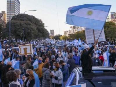 Замминистра труда Аргентины ушла в отставку на фоне митингов против сокращений госслужащих