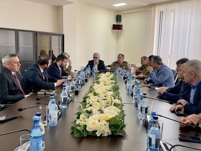 ԳՇ պետը ԲՏԱ աշխատակիցների և այլ անձանց հետ քննարկել է ԱԹՍ-ների արտադրության խթանումը
