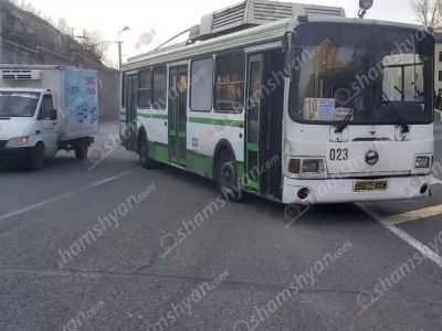 Երևանում բախվել են թիվ 10 երթուղու տրոլեյբուսն ու «Toyota»-ն. տրոլեյբուսի վարորդը եղել է խմածության ամենաբարձր աստիճանի