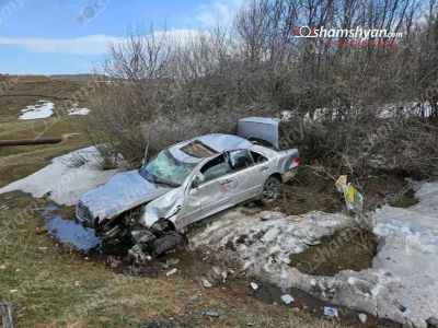 Կոտայքի մարզում «Mercedes»-ը բախվել է երկաթե արգելապատնեշներին ու մոտ 10 մետր գլորվելով՝ հայտնվել դաշտում. կա վիրավոր